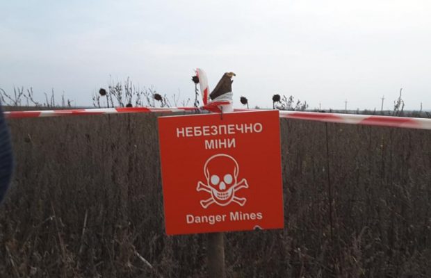 На Донеччині двоє осіб підірвалися на мінах під час очікування автобусу