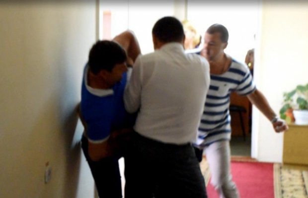 Депутати влаштували «чоловічу розмову» і бійку в Миколаївській облраді