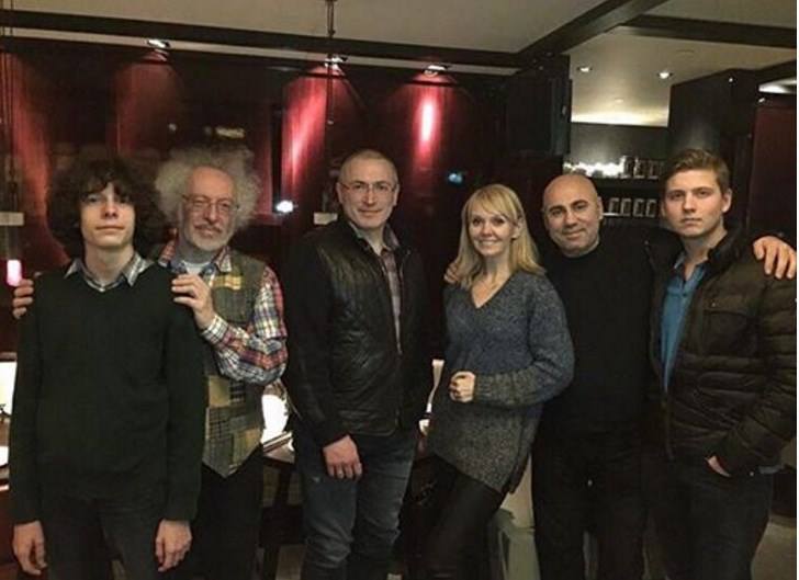 Другий зліва - Олексій Венедиктов, далі стоять Михайло Ходорковський, Валерія та Йосип Пригожин. Фото з Instagram Венедиктова