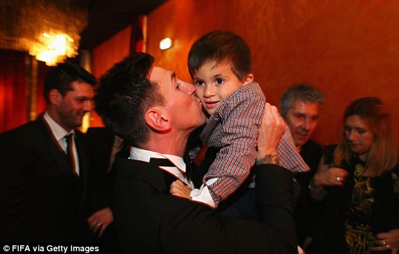 Мессі цілує сина Тьяго на церемонії в штаб-квартирі ФІФА