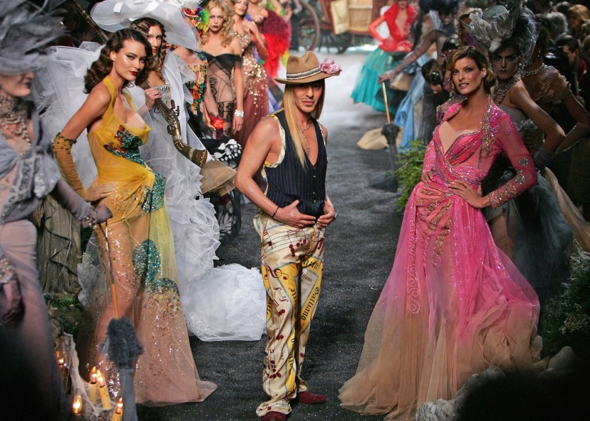 Джон Гальяно з моделями зі своєї колекції високої моди для Dior сезону осінь/зиму-2005/2006, Париж. Фото Only Dope Fashion