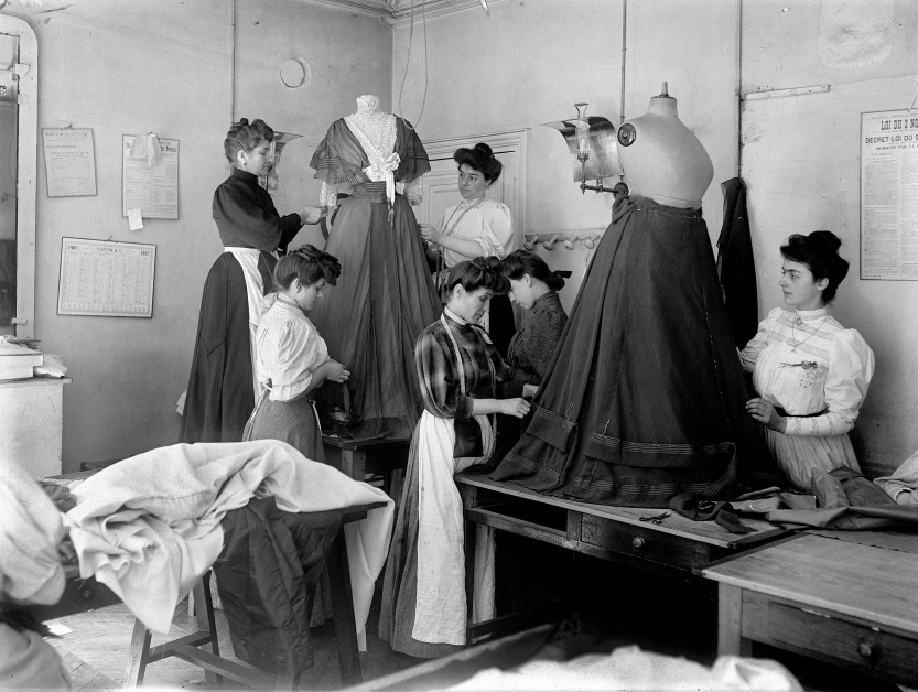 Робота над створенням суконь у "Хаус об Ворт" - одному з перших брендів високої моди. (Париж, 1907 рік). Фото Couture Notebook