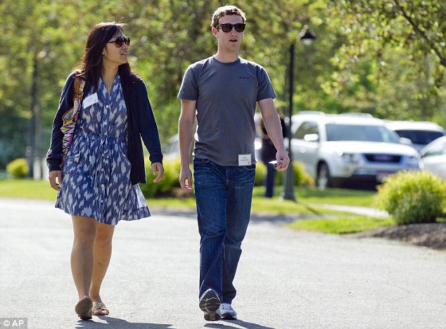 Один із найбагатших людей світу, власник компанії "Фейсбук" Марк Цукерберг, надає перевагу простому й недорогому одягу (на фото - з дружиною Прісциллою). Фото AP