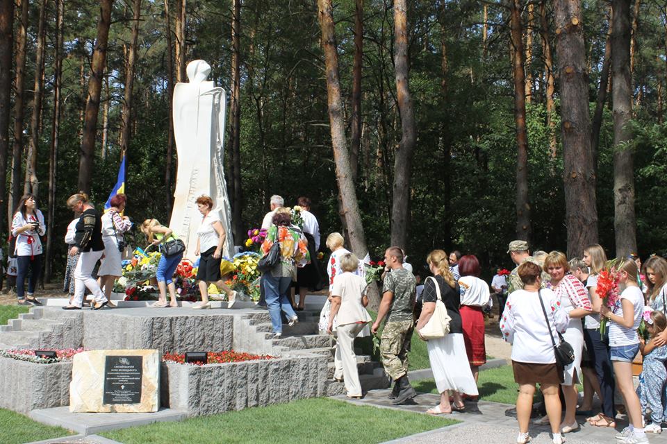 Пам'ятник Юрію Вербицькому в Гнідині