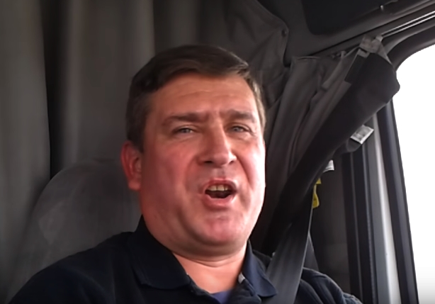 Вадим Дубовський в кабіні свого "Вольво" записує чергове відео