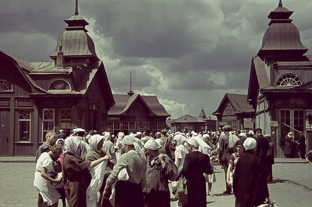 "Благбаза" - Благовіщенський базар, або ж - Центральний ринок Харкова - довгий час найголовніший ринок міста. На фото - базарний день поруч із центральними торгівельними павільйонами. Літо 1942 р.