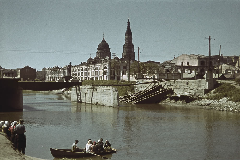 Човнова переправа через Лопань. Міст підірвали радянські війська під час відступу