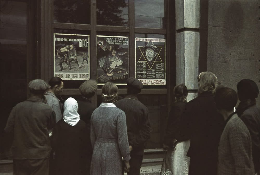 Харків'яни читають німецькі агітаційні плакати