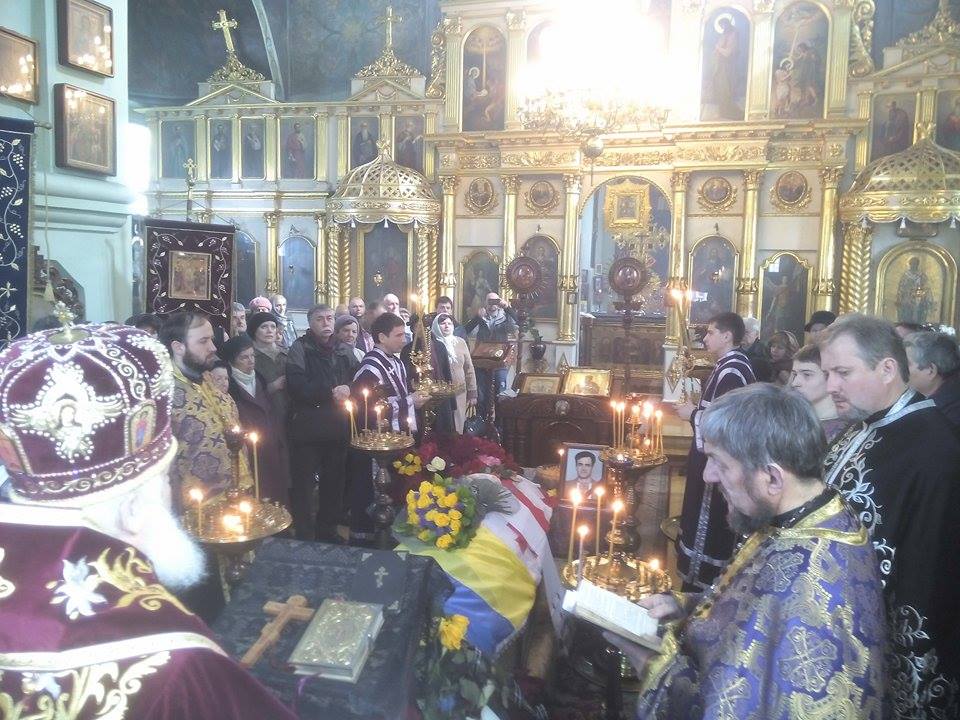 Крайній праворуч - настоятель церкви Миколи Набережного о.Степан