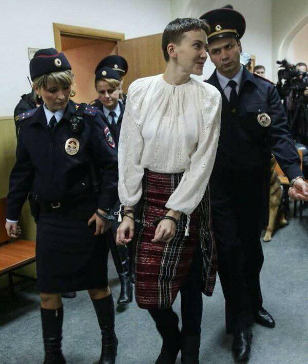 Надію Савченко виводять із Донецького міського суду Ростовської області РФ