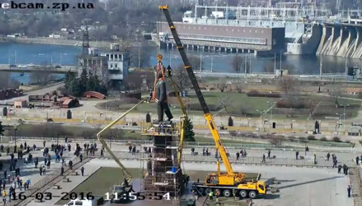 Демонтаж статуї Леніна в Запоріжжі