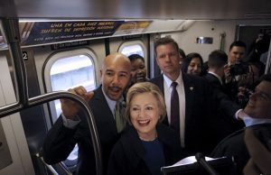 Гілларі Клінтон катається в метро Нью-Йорка, щоб сподобатись виборцям