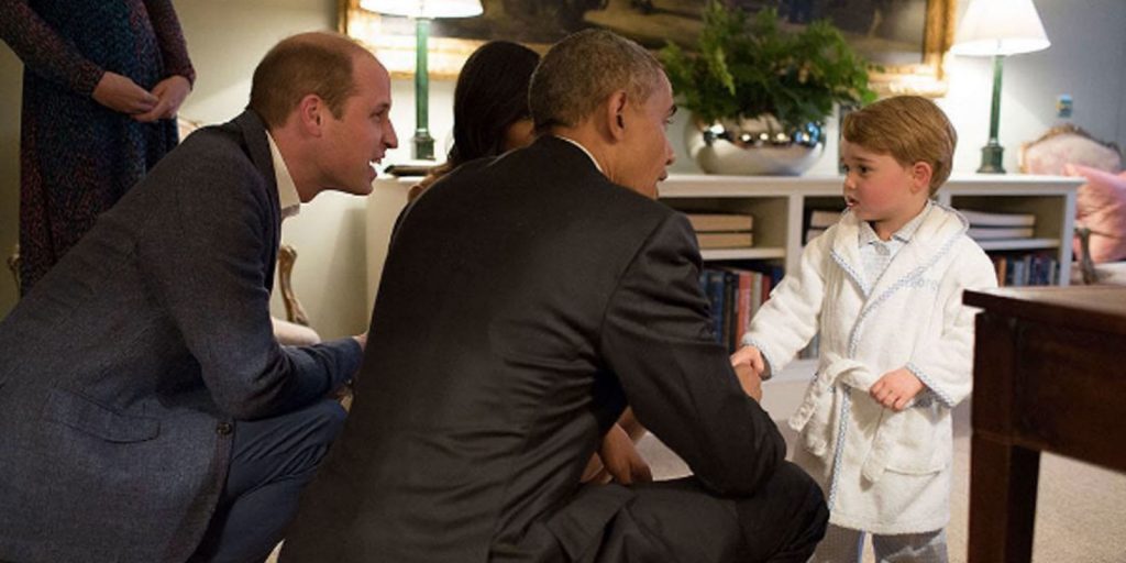 Барак Обама та його дружина Мішель (на другому плані) спілкуються з принцом Джорджем (потенційним королем Великої Британії Георгом). Ліворуч - його тато, онук королеви Єлизавети ІІ Вільям. Фото прес-служби Кенсингтонського палацу