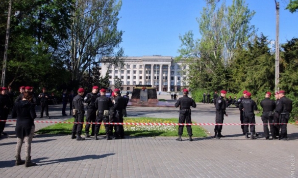 Оточене силовиками Куликове поле біля Будинку профспілок в Одесі