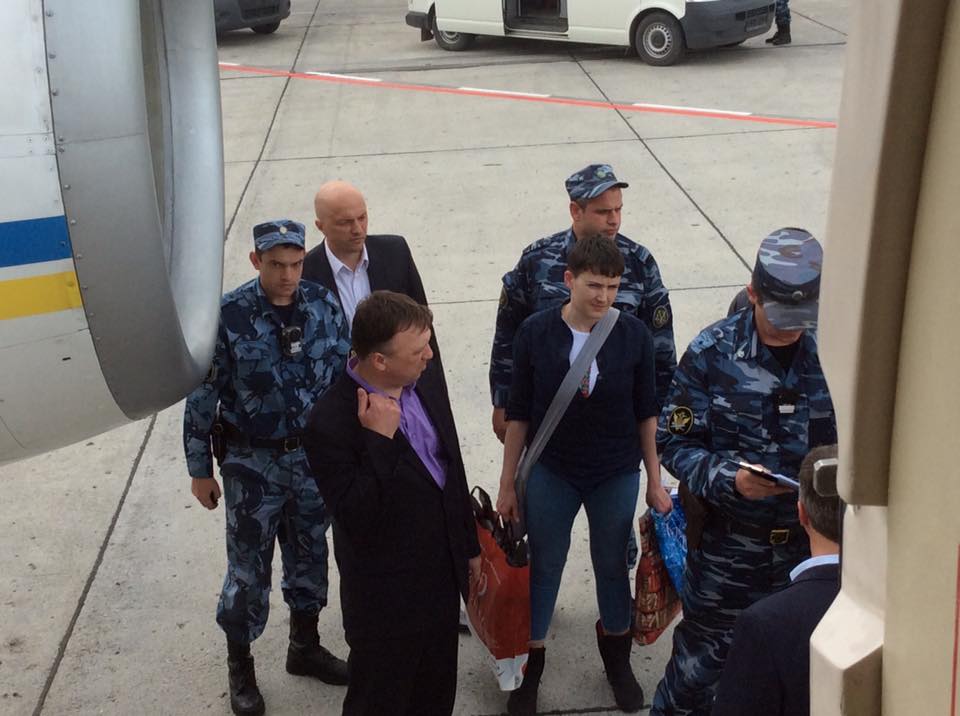 Надія Савченко сідає в літак. Фото з ФБ Ірини Геращенко