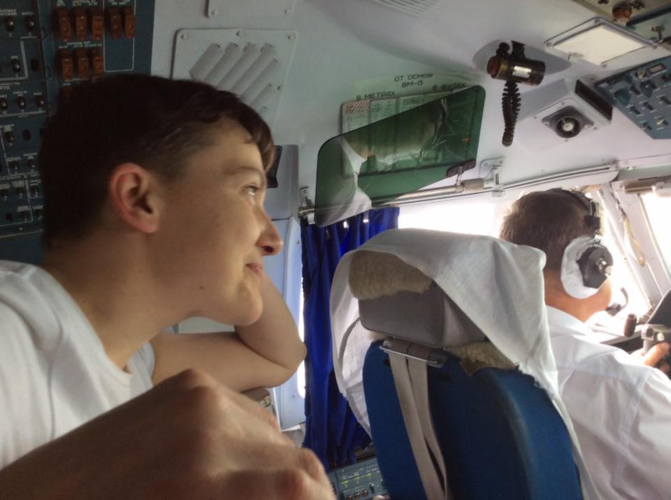Надія Савченко в літаку. Фото з ФБ Ірини Геращенко 2