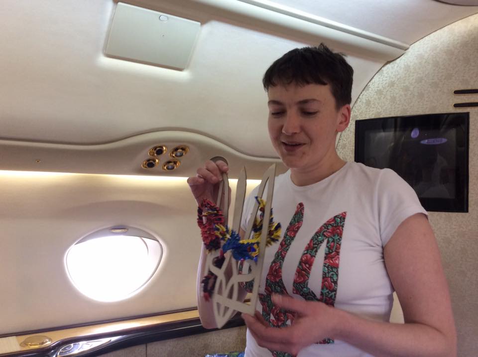 Надія Савченко в літаку. Фото з ФБ Ірини Геращенко