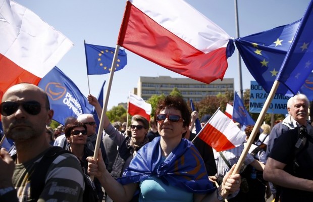 Проєвропейська демонстрація у Варшаві 7 травня 2016. Фото Reuters