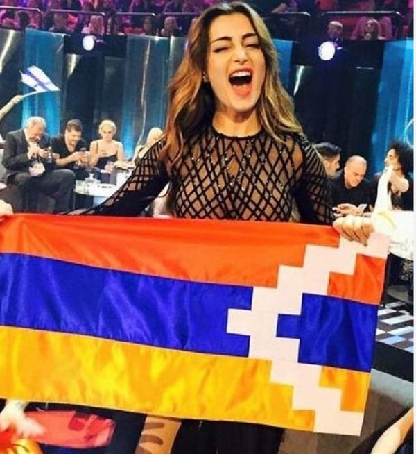 Вірменка Івета Макучян із прапором самопроголошеної Нагірно-Карабахської республіки