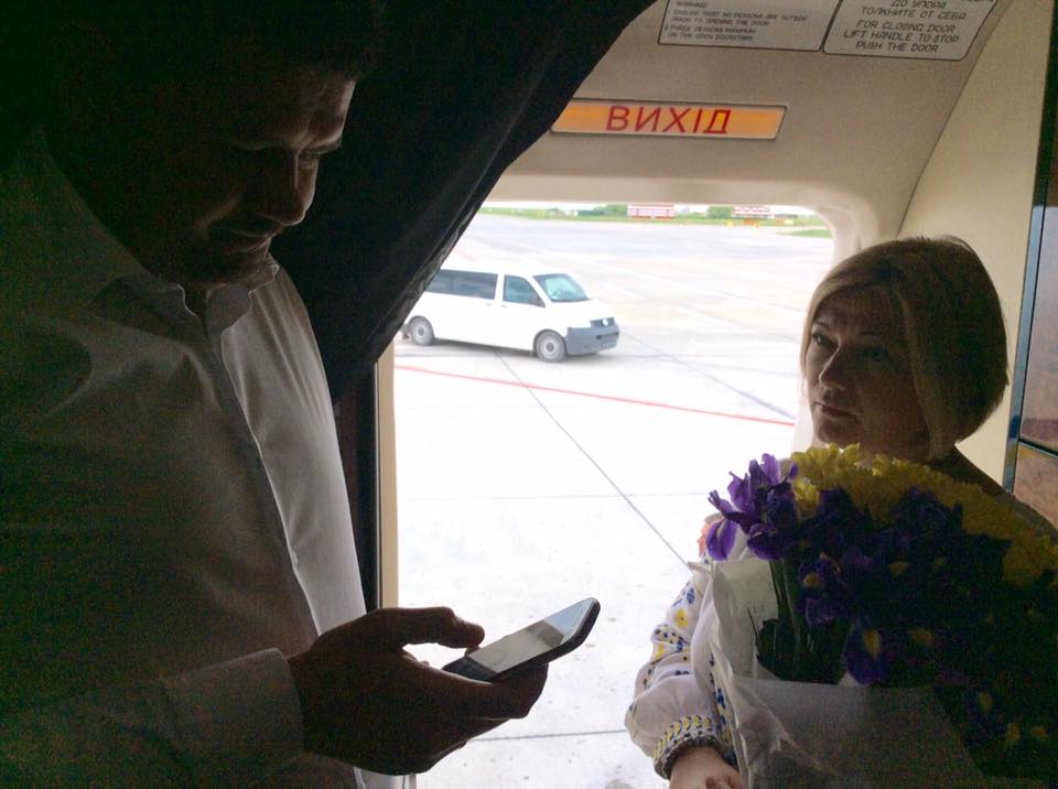 Святослав Цеголко й Ірина Геращенко чекають на Надію Савченко в літаку 