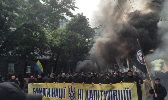 Багатотисячний марш "Азову" до парламенту 20 травня був позначений активним використанням димових шашок і піротехніки, адже основа ЦК "Азов" - праві футбольні фанати