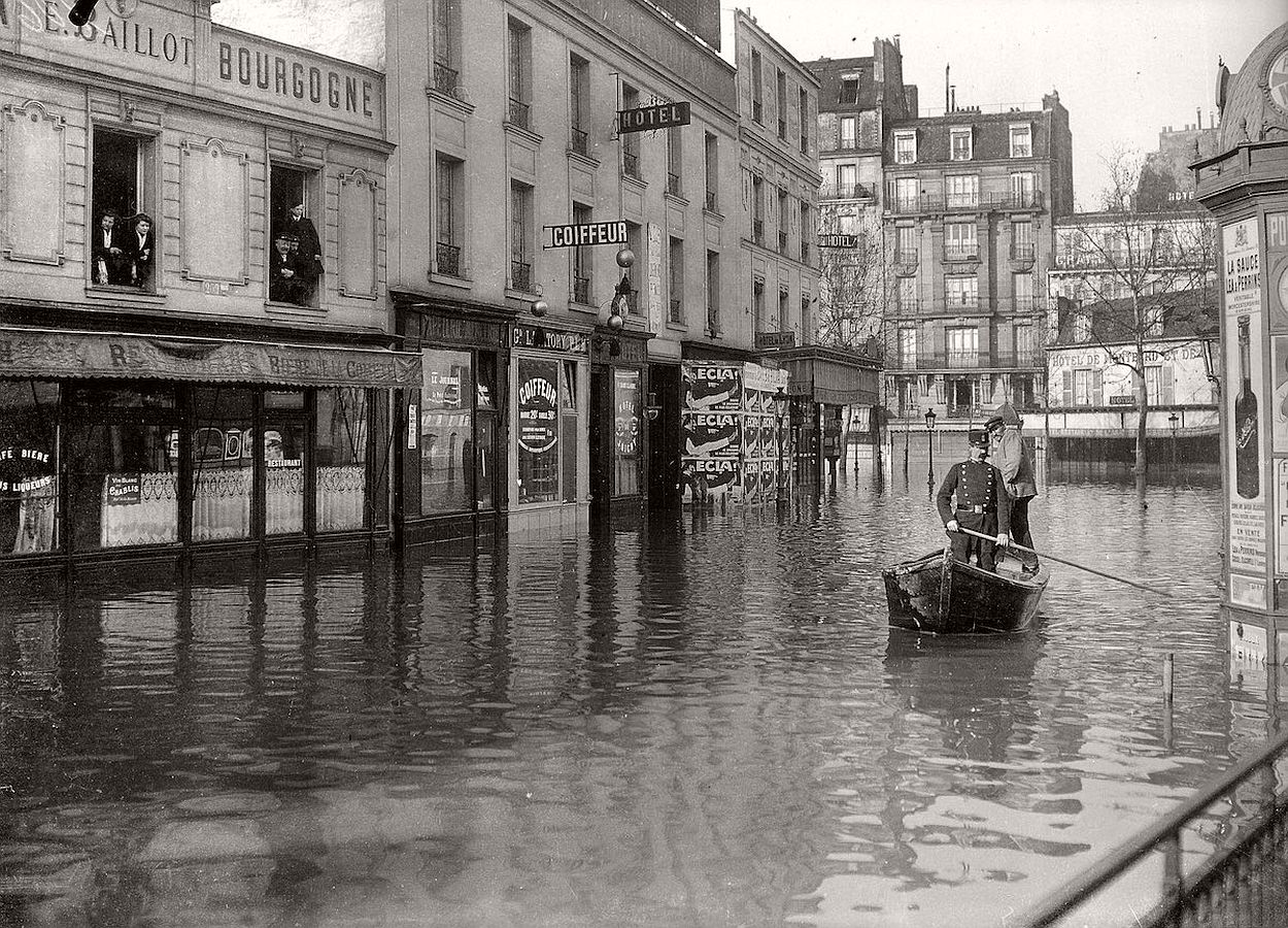 На одній із вулиць Парижа під час повені 1910 року. Фото Getty Images