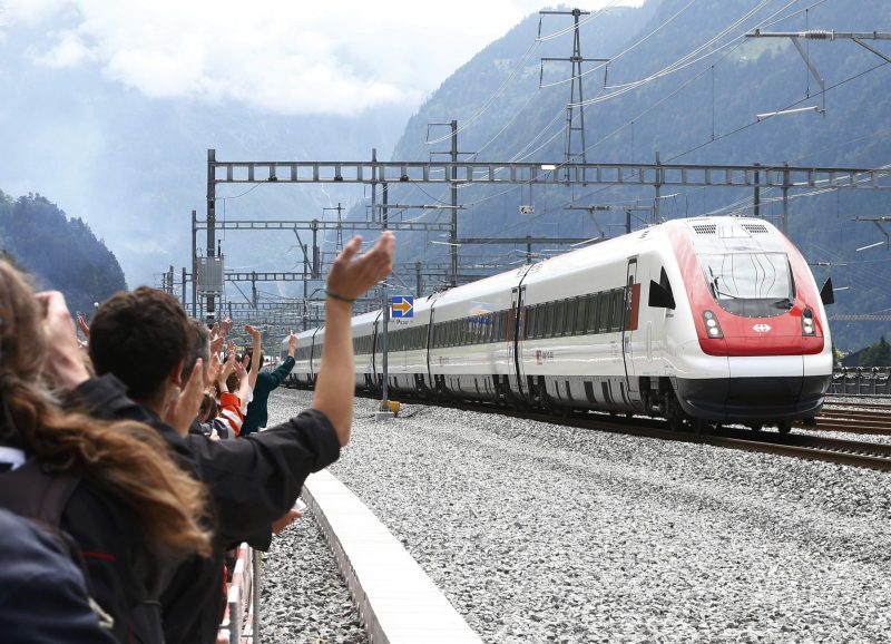 Публіка вітає перший поїзд, який проїхав через Сен-Готхардський тунель у день офіційного відкриття. Фото REUTERS