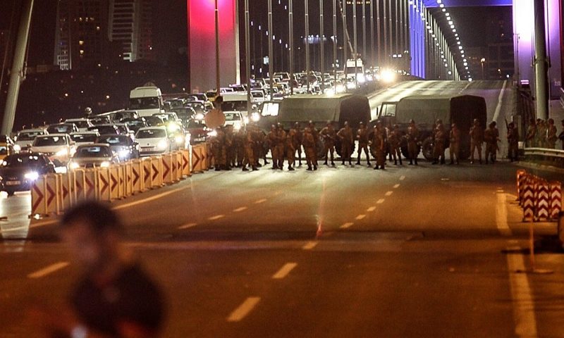 Перекритий військовими міст через Босфор. Фото Getty Images