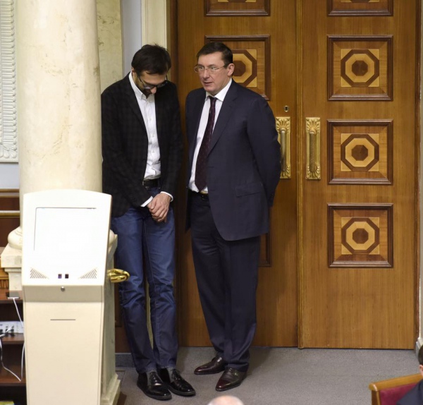 Сергій Лещенко і Юрій Луценко під час перебування останнього на посаді голови фракції БПП у парламенті