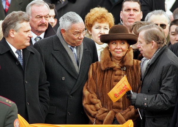 Президенти Польщі Александр Кваснєвський (ліворуч), Чехії - Вацлав Гавел (праворуч) та держсекретар США Колін Пауелл на помаранчевому майдані в Києві, лютий 2005. Фото Reuters