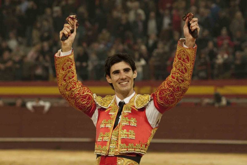 Віктор Барріо після однієї зі своїх перемог тримає в руках вуха переможеного бика - символ тріумфу матадора