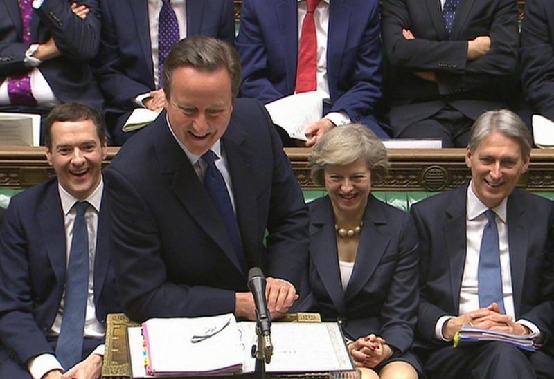 Кемерон востаннє відповідає на запитання членів Палати громад як прем'єр-міністр Великої Британії. Поруч на задньому плані - його наступниця Тереза Мей. Фото АР