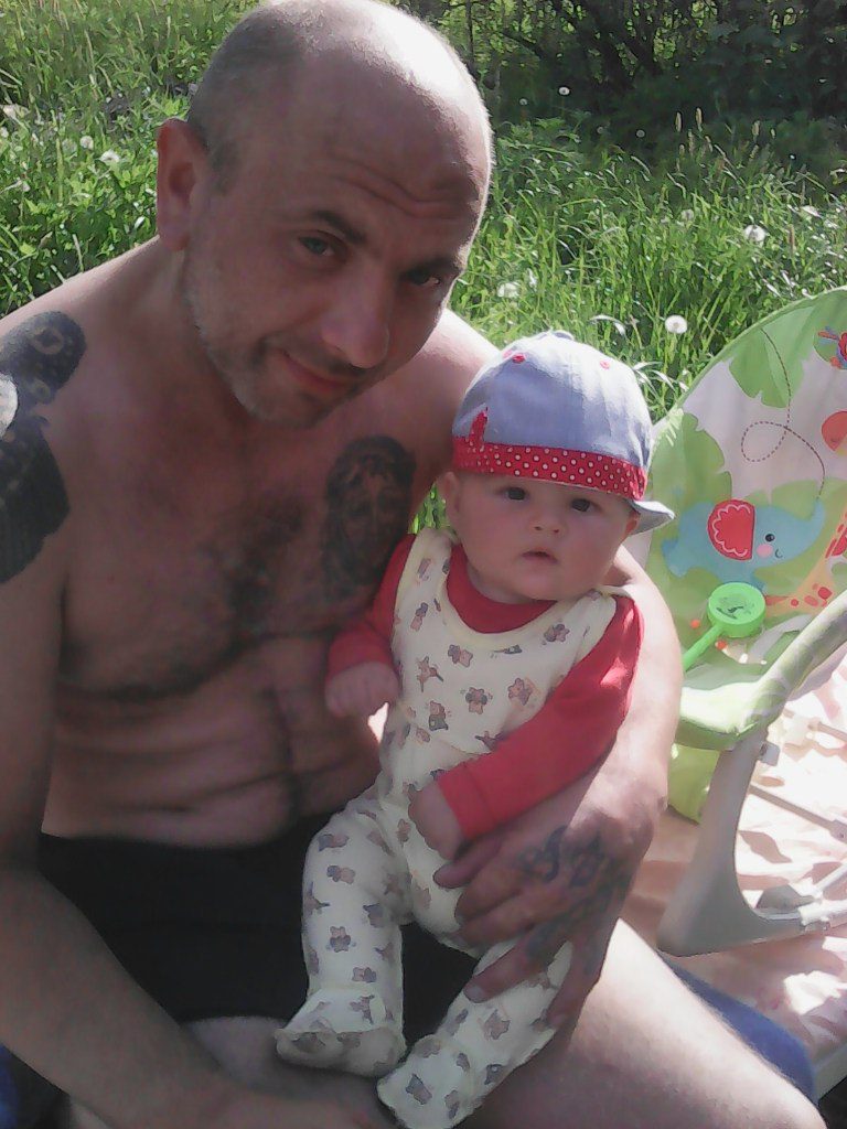 Андрій Захтей з дитиною. Фото: ВК