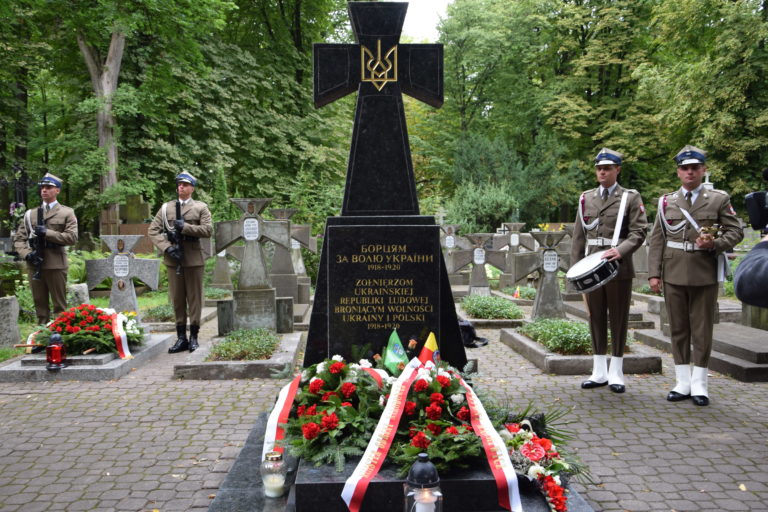 Пам'ятник воїнам армії УНР на варшавському цвинтарі "Воля". Фото: "Наш вибір"