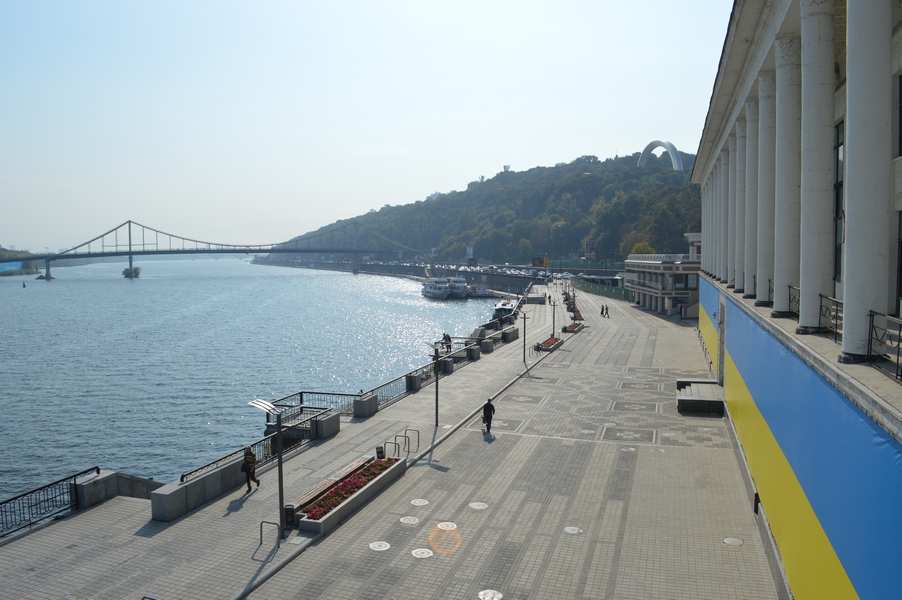Місце проведення акції - набережна річки Дніпро між Річковим вокзалом і Пішохідним мостом