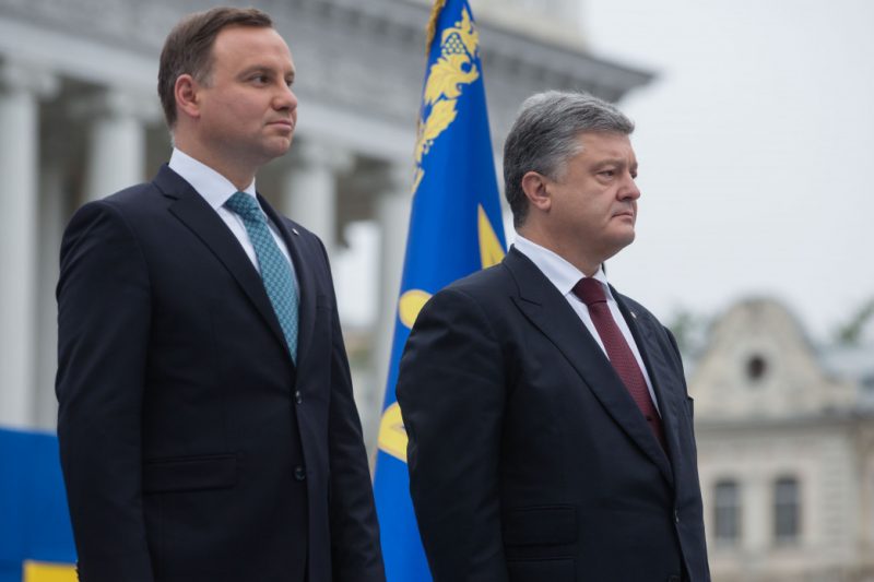 Президент Польщі Анджей Дуда спостерігав за парадом поряд із Петром Порошенком
