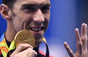Майкл Фелпс з олімпійським "золотом" Ріо. Фото AFP