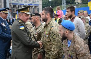 Начальник Генштабу ЗСУ Віктор Муженко з ветеранами АТО на параді Незалежності