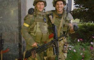 Валерій Лавренов (ліворуч) із побратимом Вадимом Антоновим, який загинув у перших боях при вході в Іловайськ і посмертно отримав медаль "За мужність"