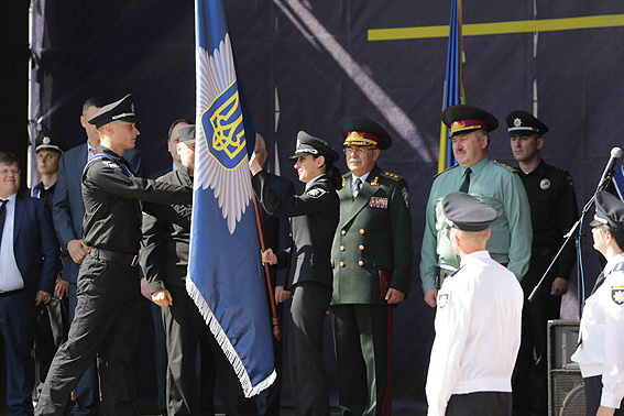 Секретар РНБО Олександр Турчинов (за прапором) вручив голові Нацполіції Хатії Деканоїдзе офіційно затверджений прапор НПУ