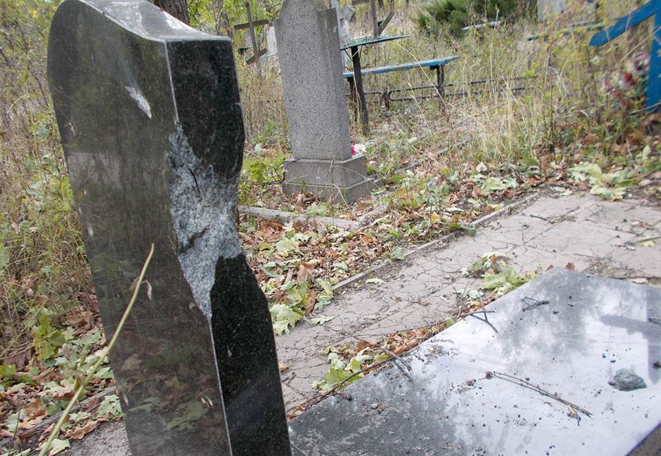 Бойовики обстріляли цвинтар в Авдіївці