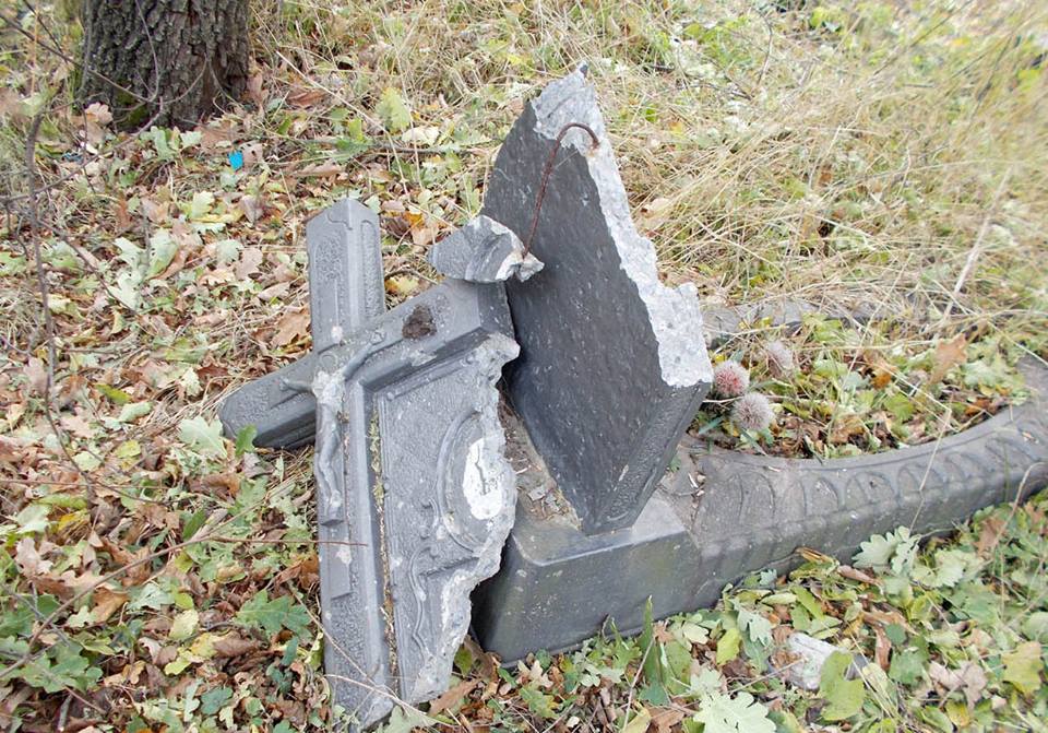 Бойовики обстріляли цвинтар в Авдіївці