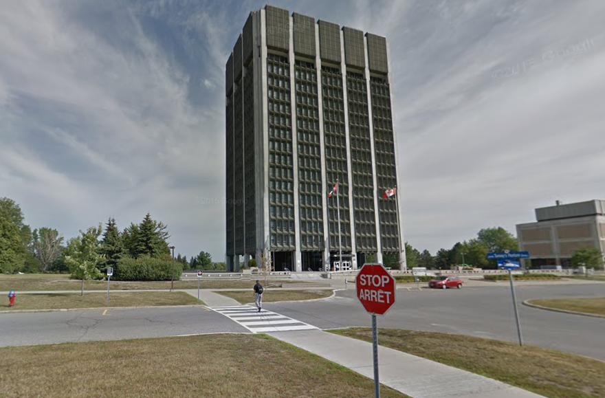 Двомовний дорожній знак біля будівлі Health Canada. Фото Google Map