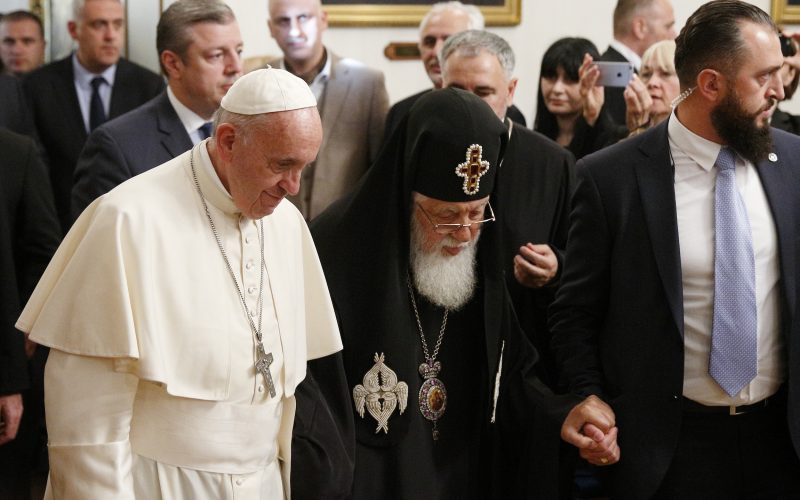 Папа Римський Франциск (ліворуч) із Патріархом Грузинським Ілією ІІ. Фото CNS
