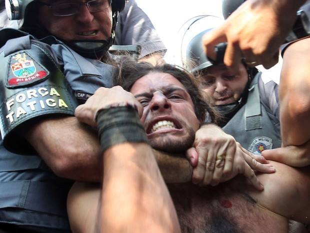 Затримання Лусваргі як активіста Black Block у Бразилії
