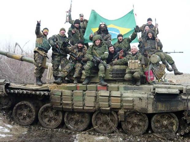 Лусваргі (ліворуч) серед "інтернаціональних" терористів "ДНР"