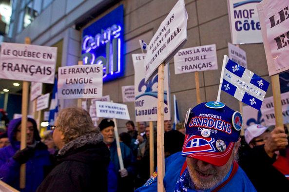 Франкомовні активісти в Монреалі протестують проти суто англомовного тренера хокейнного клубу Montreal Canadiens Ренді Канніворта. січень 2012. Фото: montrealgazette.com