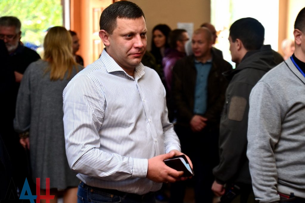 Ватажок "ДНР" Олександр Захарченко під час голосування