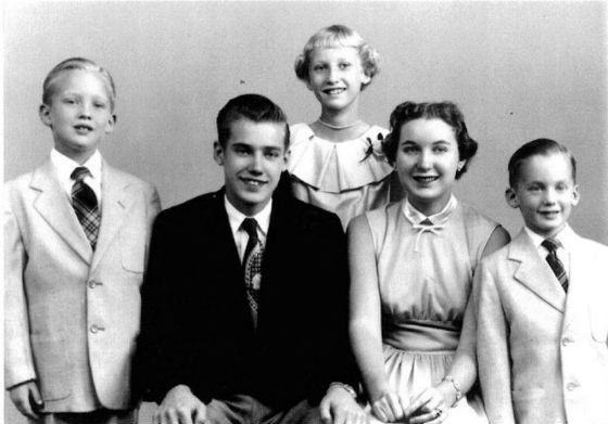 Трамп (крайній зліва) з братами та сестрами