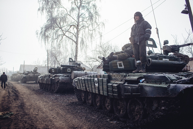 Колона танків 5-ї танкової бригади в районі Дебальцево, 18-19 лютого 2015 року. Фото з соцмереж